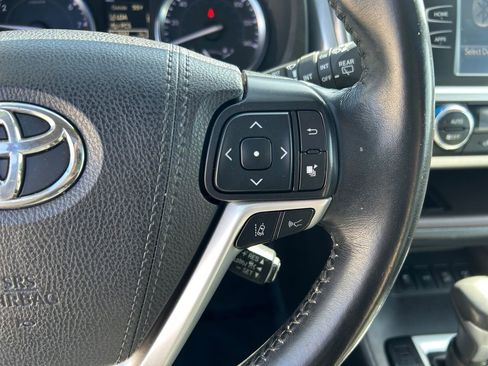 Used 2019 Toyota Highlander XLE AWD/4WD image 16