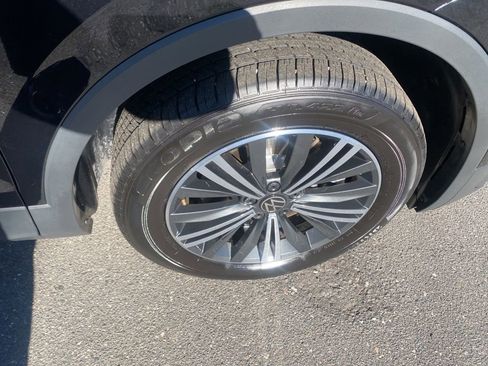 Used 2024 Volkswagen Tiguan SE image 9