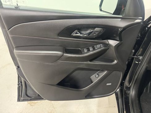 Used 2023 Chevrolet Traverse RS AWD/4WD image 17