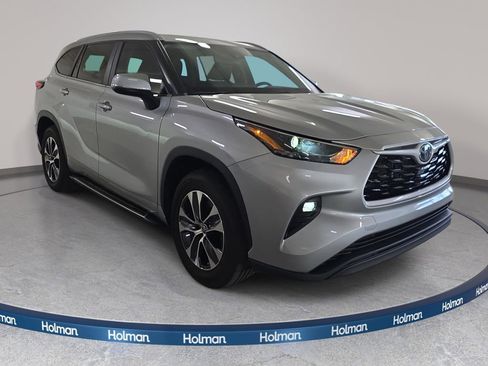 Used 2023 Toyota Highlander XLE image 4