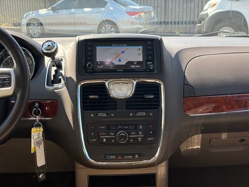 Used 2015 Chrysler Town & Country Touring-L w/ Driver Convenience Group FWD image 14