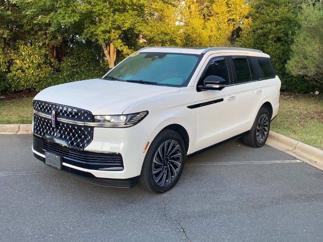 Certified 2025 Lincoln Navigator Black Label AWD/4WD image 3