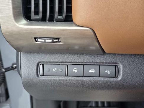 Used 2025 Nissan Pathfinder Platinum FWD image 16