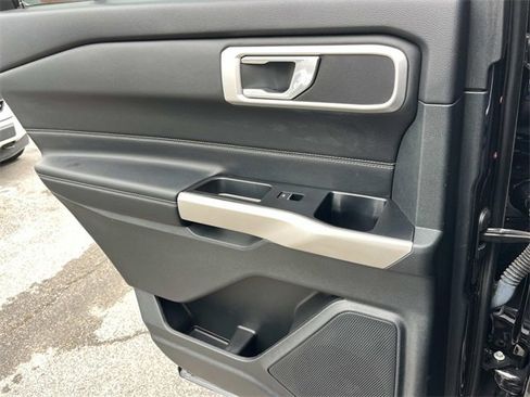 Used 2022 Ford Explorer XLT w/ Equipment Group 202A image 19