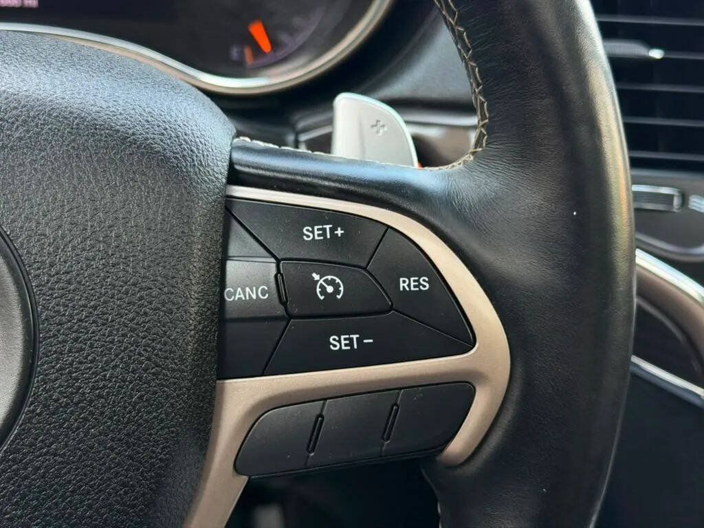 Used 2017 Jeep Grand Cherokee Overland AWD/4WD image 16