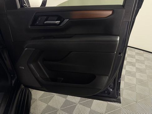 Used 2025 GMC Yukon Denali RWD image 31