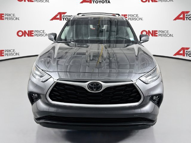 Used 2023 Toyota Highlander XLE FWD image 2