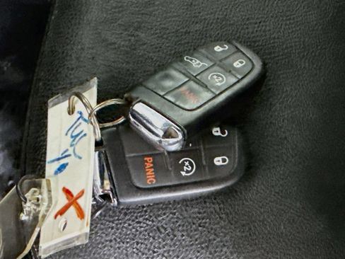 Used 2023 Jeep Compass Latitude AWD/4WD image 32
