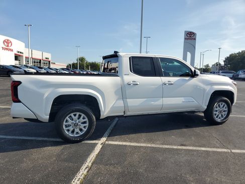 Used 2025 Toyota Tacoma SR5 image 5