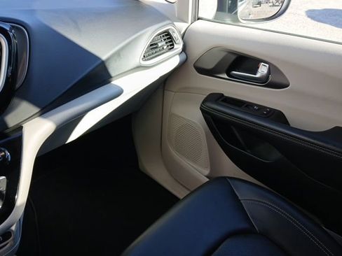 Used 2023 Chrysler Pacifica Touring-L image 31