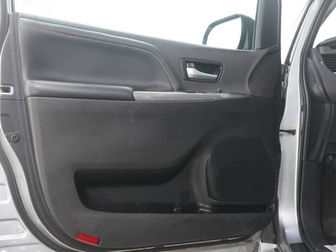 Used 2016 Toyota Sienna SE Premium image 22