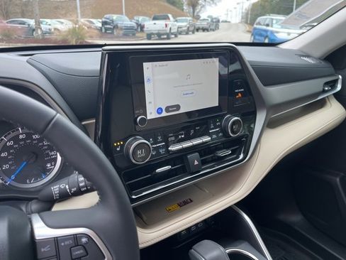Used 2025 Toyota Highlander XLE image 24