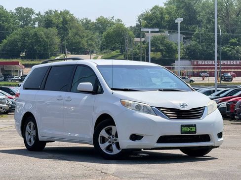 Used 2011 Toyota Sienna LE w/ Towing Pkg FWD image 1