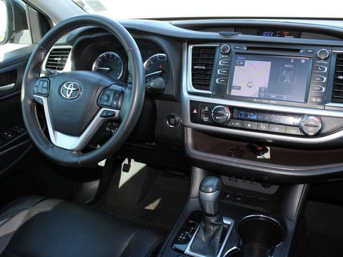 Used 2019 Toyota Highlander XLE FWD image 13