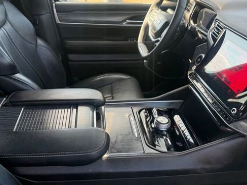 Used 2024 Jeep Wagoneer Series III w/ Flexible Seating Group image 23