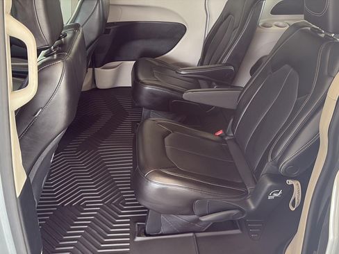 Used 2023 Chrysler Pacifica Touring-L FWD image 8