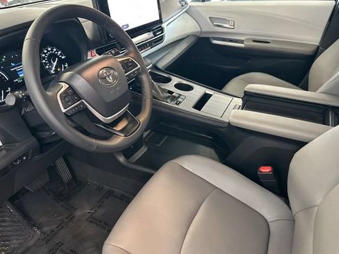 Used 2026 Toyota Sienna XLE FWD image 11