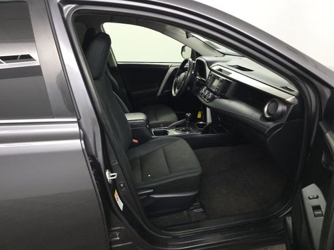 Used 2018 Toyota RAV4 LE FWD image 7