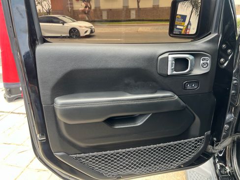 Used 2020 Jeep Gladiator Overland AWD/4WD image 11