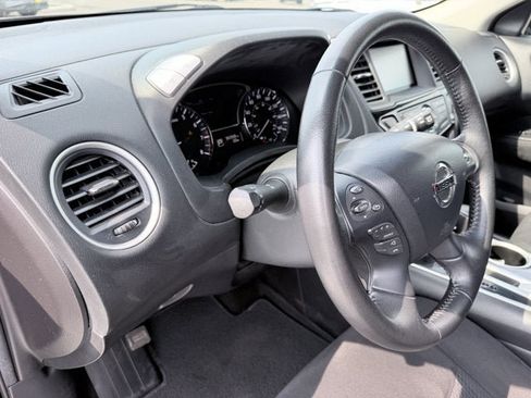 Used 2014 Nissan Pathfinder SV AWD/4WD image 16
