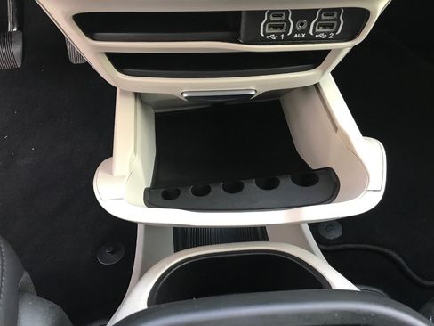 Used 2024 Chrysler Pacifica Touring-L image 35