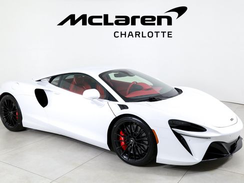 Used 2025 McLaren Artura RWD image 2