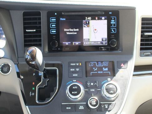 Used 2017 Toyota Sienna XLE Premium image 25