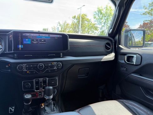 Used 2025 Jeep Wrangler Unlimited Rubicon AWD/4WD image 24