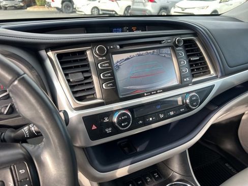 Used 2019 Toyota Highlander XLE image 26