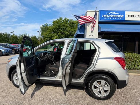 Used 2018 Chevrolet Trax LS AWD/4WD image 15