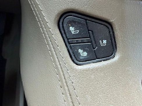 Used 2017 GMC Yukon SLT w/ Premium Edition AWD/4WD image 16