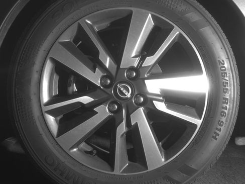 Used 2025 Nissan Versa SV image 12