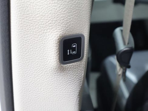 Used 2024 Chrysler Pacifica Touring-L FWD image 18