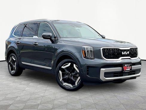 Used 2023 Kia Telluride EX w/ EX Captain's Chair Package FWD image 3