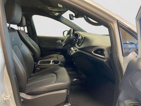 New 2026 Chrysler Pacifica Select w/ S Appearance Package image 16