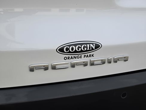 Used 2023 GMC Acadia SLT w/ Technology Package image 13