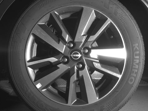 Used 2025 Nissan Versa SV FWD image 14