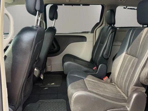 Used 2016 Chrysler Town & Country Touring w/ Driver Convenience Group FWD image 16