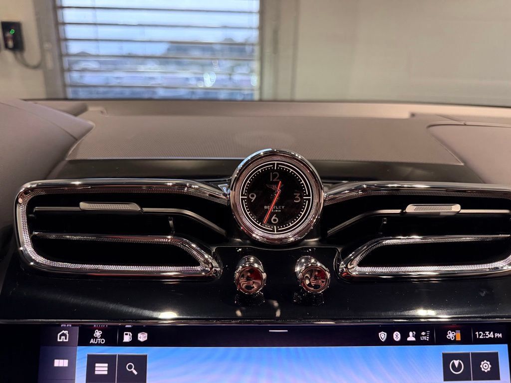 Used 2022 Bentley Bentayga AWD/4WD image 20