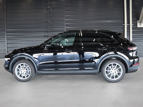 Certified 2023 Porsche Cayenne w/ Premium Package AWD/4WD image 2
