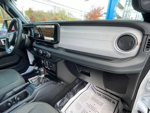 Used 2024 Jeep Wrangler Unlimited Sahara AWD/4WD image 35