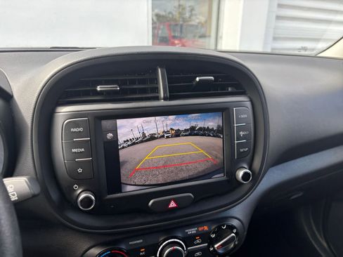 Used 2025 Kia Soul LX w/ LX Technology Package FWD image 24