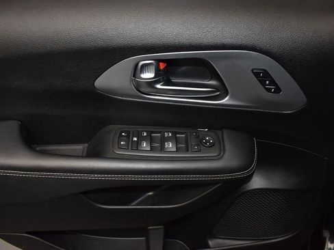 Used 2022 Chrysler Pacifica Touring-L w/ S Appearance Package image 11