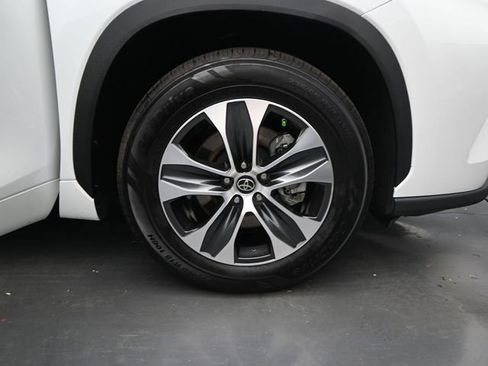 Used 2022 Toyota Highlander XLE FWD image 16