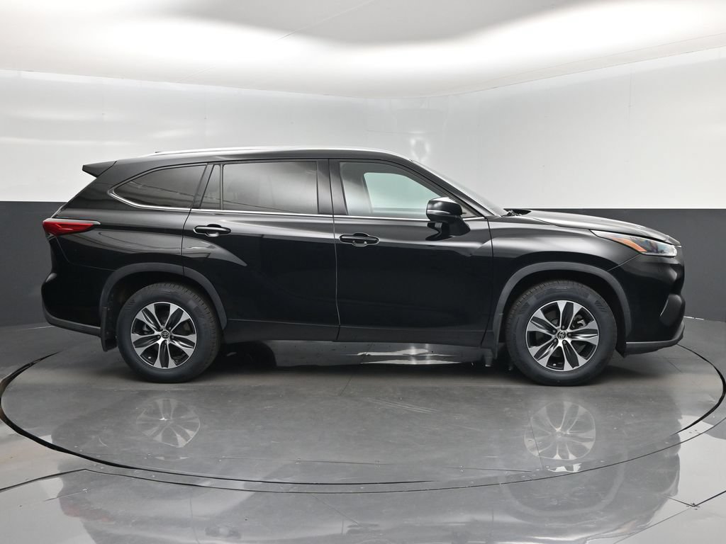 Used 2021 Toyota Highlander XLE AWD/4WD image 2