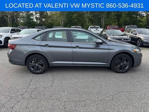 Certified 2024 Volkswagen Jetta SE w/ Panoramic Sunroof Package FWD image 4