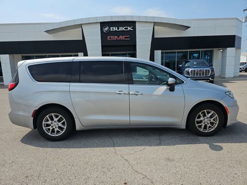 Used 2023 Chrysler Pacifica Touring-L FWD image 17