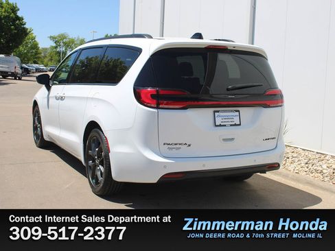Used 2025 Chrysler Pacifica Limited FWD image 27