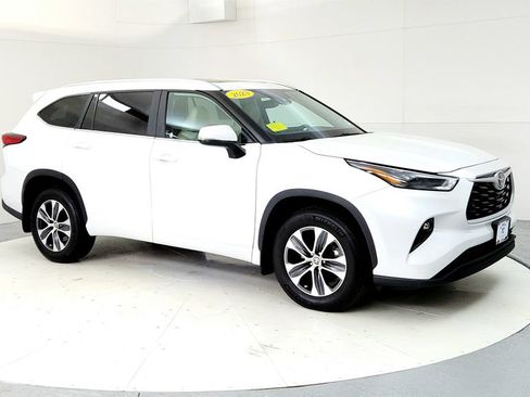 Used 2023 Toyota Highlander XLE AWD/4WD image 7