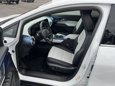 Used 2025 Chevrolet Equinox EV LT w/ Convenience Package image 9
